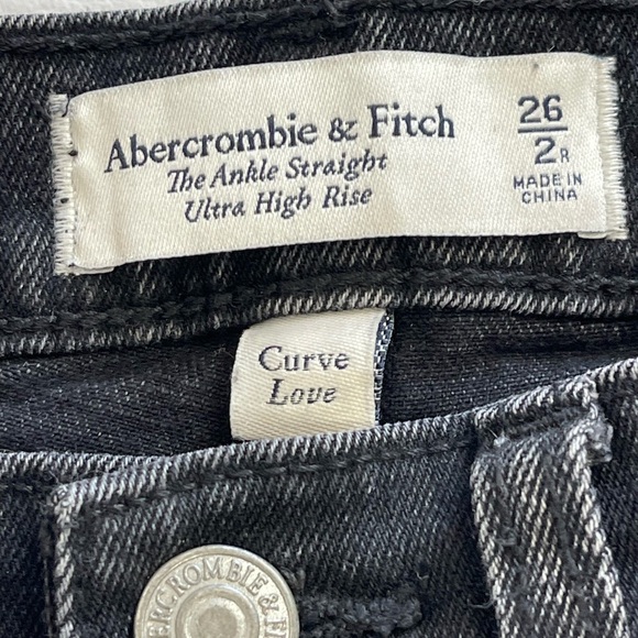 Abercrombie & Fitch Curve Love Ultra High Rise Ankle Straight Jeans - Black. - Picture 3 of 13